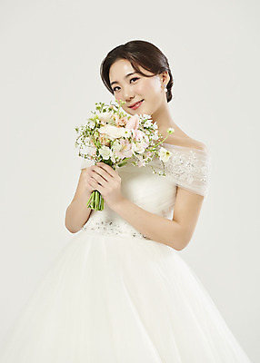 포토 JPG 스튜디오촬영 응시 여자 신부 부케 웨딩드레스 결혼 실내 한명 미소 들기 상반신 20대 성인 앞모습 한국인 흰배경 설레임 성인여자한명만 웨딩촬영 국내포토 1 시선 드레스 감정 뷰포인트 꽃다발 백그라운드 모션 표정 사람 동양인 이벤트 청년 내부 흰색 기념사진 여자한명만 성인여자만 파일형식