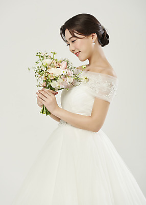 포토 JPG 스튜디오촬영 응시 여자 신부 부케 웨딩드레스 결혼 실내 한명 미소 들기 상반신 20대 성인 옆모습 한국인 흰배경 설레임 성인여자한명만 웨딩촬영 국내포토 1 시선 드레스 감정 뷰포인트 꽃다발 백그라운드 모션 표정 사람 동양인 이벤트 청년 내부 흰색 기념사진 여자한명만 성인여자만 파일형식