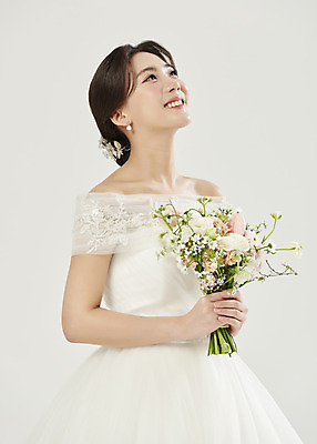 포토 JPG 스튜디오촬영 여자 신부 부케 웨딩드레스 결혼 실내 한명 미소 들기 상반신 20대 성인 옆모습 한국인 올려보기 흰배경 설레임 성인여자한명만 웨딩촬영 국내포토 1 드레스 감정 뷰포인트 꽃다발 백그라운드 모션 표정 사람 동양인 이벤트 청년 내부 흰색 기념사진 여자한명만 성인여자만 파일형식
