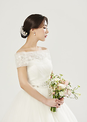포토 JPG 스튜디오촬영 응시 여자 신부 부케 웨딩드레스 결혼 실내 한명 들기 상반신 20대 성인 옆모습 한국인 흰배경 설레임 성인여자한명만 웨딩촬영 국내포토 1 시선 드레스 감정 뷰포인트 꽃다발 백그라운드 모션 사람 동양인 이벤트 청년 내부 흰색 기념사진 여자한명만 성인여자만 파일형식
