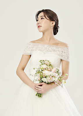 포토 JPG 스튜디오촬영 응시 여자 신부 부케 웨딩드레스 결혼 실내 한명 들기 상반신 20대 성인 앞모습 한국인 흰배경 설레임 성인여자한명만 웨딩촬영 국내포토 1 시선 드레스 감정 뷰포인트 꽃다발 백그라운드 모션 사람 동양인 이벤트 청년 내부 흰색 기념사진 여자한명만 성인여자만 파일형식