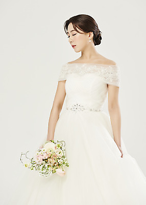 포토 JPG 스튜디오촬영 여자 신부 부케 웨딩드레스 결혼 실내 한명 들기 상반신 20대 성인 앞모습 한국인 흰배경 설레임 성인여자한명만 웨딩촬영 국내포토 1 드레스 감정 뷰포인트 꽃다발 백그라운드 모션 사람 동양인 이벤트 청년 내부 흰색 기념사진 여자한명만 성인여자만 파일형식