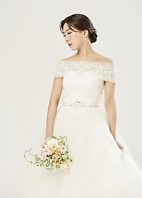 포토 JPG 스튜디오촬영 응시 여자 신부 부케 웨딩드레스 결혼 실내 한명 들기 상반신 20대 성인 앞모습 한국인 흰배경 설레임 성인여자한명만 웨딩촬영 국내포토 1 시선 드레스 감정 뷰포인트 꽃다발 백그라운드 모션 사람 동양인 이벤트 청년 내부 흰색 기념사진 여자한명만 성인여자만 파일형식