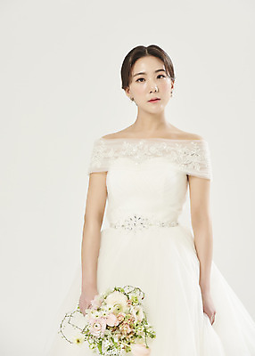 포토 JPG 스튜디오촬영 응시 여자 신부 부케 웨딩드레스 결혼 실내 한명 들기 상반신 20대 성인 앞모습 한국인 흰배경 설레임 성인여자한명만 웨딩촬영 국내포토 1 시선 드레스 감정 뷰포인트 꽃다발 백그라운드 모션 사람 동양인 이벤트 청년 내부 흰색 기념사진 여자한명만 성인여자만 파일형식
