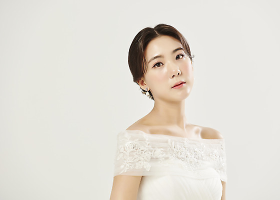 포토 JPG 스튜디오촬영 응시 여자 신부 웨딩드레스 결혼 실내 한명 들기 상반신 20대 성인 앞모습 한국인 흰배경 설레임 성인여자한명만 웨딩촬영 국내포토 1 시선 드레스 감정 뷰포인트 백그라운드 모션 사람 동양인 이벤트 청년 내부 흰색 기념사진 여자한명만 성인여자만 파일형식