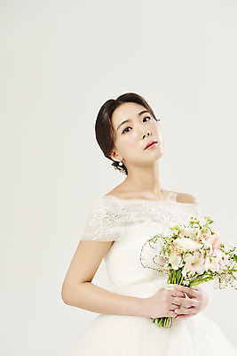 포토 JPG 스튜디오촬영 응시 여자 신부 웨딩드레스 결혼 실내 한명 들기 상반신 20대 성인 앞모습 한국인 카라 흰배경 설레임 성인여자한명만 웨딩촬영 국내포토 1 시선 드레스 꽃 감정 뷰포인트 백그라운드 모션 사람 동양인 이벤트 청년 내부 흰색 기념사진 여자한명만 성인여자만 파일형식