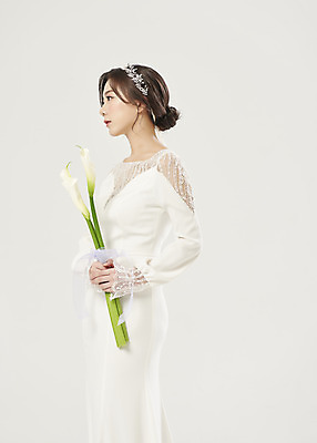 포토 JPG 스튜디오촬영 여자 신부 꽃다발 웨딩드레스 결혼 실내 한명 들기 상반신 20대 성인 옆모습 한국인 카라 흰배경 설레임 성인여자한명만 웨딩촬영 국내포토 1 드레스 꽃 감정 뷰포인트 백그라운드 모션 사람 동양인 이벤트 청년 내부 흰색 기념사진 여자한명만 성인여자만 파일형식