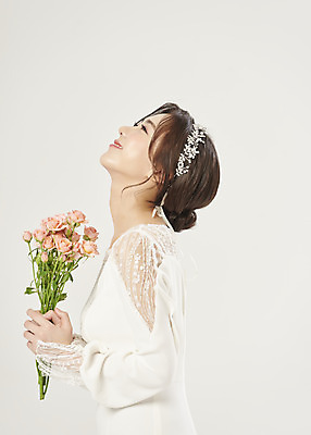 포토 JPG 스튜디오촬영 여자 신부 꽃다발 웨딩드레스 결혼 실내 한명 미소 들기 상반신 20대 성인 옆모습 한국인 올려보기 흰배경 설레임 성인여자한명만 웨딩촬영 국내포토 1 드레스 꽃 감정 뷰포인트 백그라운드 모션 표정 사람 동양인 이벤트 청년 내부 흰색 기념사진 여자한명만 성인여자만 파일형식