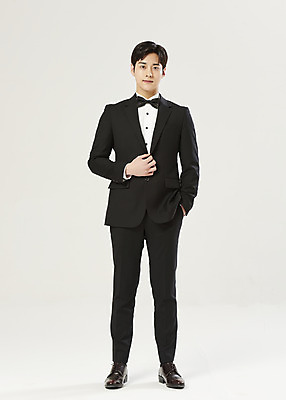 포토 JPG 스튜디오촬영 전신 응시 남자 신랑 결혼 실내 한명 서기 미소 정장 턱시도 20대 성인 앞모습 한국인 흰배경 주머니손 설레임 성인남자한명만 웨딩촬영 국내포토 1 시선 옷 감정 뷰포인트 백그라운드 모션 표정 사람 동양인 이벤트 청년 내부 흰색 기념사진 남자한명만 성인남자만 파일형식