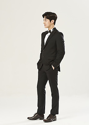 포토 JPG 스튜디오촬영 전신 남자 신랑 결혼 실내 한명 서기 미소 정장 턱시도 20대 성인 옆모습 한국인 흰배경 주머니손 설레임 성인남자한명만 웨딩촬영 국내포토 1 옷 감정 뷰포인트 백그라운드 모션 표정 사람 동양인 이벤트 청년 내부 흰색 기념사진 남자한명만 성인남자만 파일형식