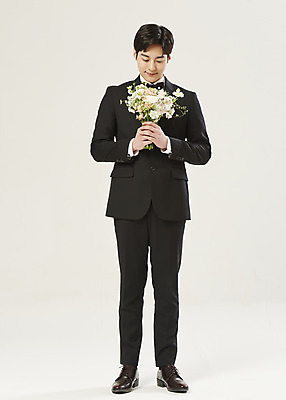 포토 JPG 스튜디오촬영 전신 남자 부케 신랑 결혼 실내 한명 서기 미소 들기 정장 턱시도 20대 성인 앞모습 한국인 흰배경 설레임 성인남자한명만 내려보기 웨딩촬영 국내포토 1 옷 감정 뷰포인트 꽃다발 백그라운드 모션 표정 사람 동양인 이벤트 청년 내부 흰색 기념사진 남자한명만 성인남자만 파일형식