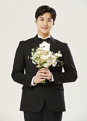 포토 JPG 스튜디오촬영 응시 남자 부케 신랑 결혼 실내 한명 미소 들기 정장 턱시도 상반신 20대 성인 앞모습 한국인 흰배경 설레임 성인남자한명만 웨딩촬영 국내포토 1 시선 옷 감정 뷰포인트 꽃다발 백그라운드 모션 표정 사람 동양인 이벤트 청년 내부 흰색 기념사진 남자한명만 성인남자만 파일형식