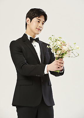 포토 JPG 스튜디오촬영 남자 부케 신랑 결혼 실내 한명 미소 들기 정장 턱시도 상반신 20대 성인 앞모습 한국인 흰배경 주기 설레임 성인남자한명만 웨딩촬영 국내포토 1 옷 감정 뷰포인트 꽃다발 백그라운드 모션 표정 사람 동양인 이벤트 청년 내부 흰색 기념사진 남자한명만 성인남자만 파일형식
