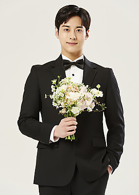 포토 JPG 스튜디오촬영 응시 남자 부케 신랑 결혼 실내 한명 미소 들기 정장 턱시도 상반신 20대 성인 앞모습 한국인 흰배경 주머니손 설레임 성인남자한명만 웨딩촬영 국내포토 1 시선 옷 감정 뷰포인트 꽃다발 백그라운드 모션 표정 사람 동양인 이벤트 청년 내부 흰색 기념사진 남자한명만 성인남자만 파일형식