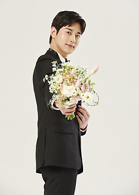 포토 JPG 스튜디오촬영 응시 남자 부케 신랑 결혼 실내 한명 미소 들기 정장 턱시도 상반신 20대 성인 옆모습 한국인 흰배경 주기 설레임 성인남자한명만 웨딩촬영 국내포토 1 시선 옷 감정 뷰포인트 꽃다발 백그라운드 모션 표정 사람 동양인 이벤트 청년 내부 흰색 기념사진 남자한명만 성인남자만 파일형식