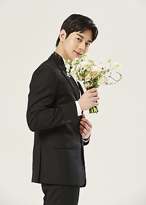 포토 JPG 스튜디오촬영 응시 남자 부케 신랑 결혼 실내 한명 미소 들기 정장 턱시도 상반신 20대 성인 옆모습 한국인 흰배경 설레임 성인남자한명만 웨딩촬영 국내포토 1 시선 옷 감정 뷰포인트 꽃다발 백그라운드 모션 표정 사람 동양인 이벤트 청년 내부 흰색 기념사진 남자한명만 성인남자만 파일형식