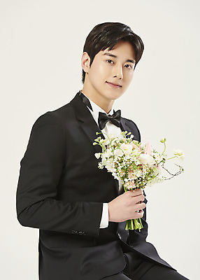 포토 JPG 스튜디오촬영 응시 남자 부케 신랑 결혼 실내 한명 미소 들기 정장 턱시도 상반신 20대 성인 앞모습 한국인 흰배경 설레임 성인남자한명만 웨딩촬영 국내포토 1 시선 옷 감정 뷰포인트 꽃다발 백그라운드 모션 표정 사람 동양인 이벤트 청년 내부 흰색 기념사진 남자한명만 성인남자만 파일형식