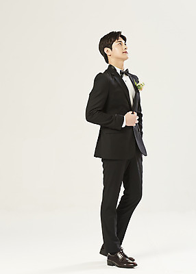 포토 JPG 스튜디오촬영 전신 남자 신랑 결혼 실내 한명 서기 정장 턱시도 20대 성인 옆모습 한국인 올려보기 잡기 흰배경 설레임 성인남자한명만 웨딩촬영 국내포토 1 옷 감정 뷰포인트 백그라운드 모션 사람 동양인 이벤트 청년 내부 흰색 기념사진 남자한명만 성인남자만 파일형식