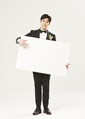 포토 JPG 스튜디오촬영 전신 배너 응시 남자 신랑 결혼 사각프레임 실내 한명 서기 미소 들기 정장 턱시도 20대 성인 앞모습 한국인 가리킴 흰배경 설레임 성인남자한명만 웨딩촬영 국내포토 1 시선 옷 감정 뷰포인트 백그라운드 모션 프레임 표정 사람 동양인 손짓 이벤트 청년 내부 사각형 흰색 기념사진 남자한명만 성인남자만 파일형식