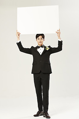 포토 JPG 스튜디오촬영 전신 배너 응시 남자 신랑 결혼 사각프레임 실내 한명 서기 미소 들기 정장 턱시도 20대 성인 앞모습 한국인 흰배경 설레임 성인남자한명만 웨딩촬영 국내포토 1 시선 옷 감정 뷰포인트 백그라운드 모션 프레임 표정 사람 동양인 이벤트 청년 내부 사각형 흰색 기념사진 남자한명만 성인남자만 파일형식