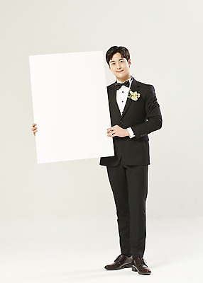 포토 JPG 스튜디오촬영 전신 배너 응시 남자 신랑 결혼 사각프레임 실내 한명 서기 미소 들기 정장 턱시도 20대 성인 앞모습 한국인 흰배경 설레임 성인남자한명만 웨딩촬영 국내포토 1 시선 옷 감정 뷰포인트 백그라운드 모션 프레임 표정 사람 동양인 이벤트 청년 내부 사각형 흰색 기념사진 남자한명만 성인남자만 파일형식