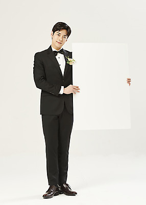 포토 JPG 스튜디오촬영 전신 배너 응시 남자 신랑 결혼 사각프레임 실내 한명 서기 미소 들기 정장 턱시도 20대 성인 앞모습 한국인 흰배경 설레임 성인남자한명만 웨딩촬영 국내포토 1 시선 옷 감정 뷰포인트 백그라운드 모션 프레임 표정 사람 동양인 이벤트 청년 내부 사각형 흰색 기념사진 남자한명만 성인남자만 파일형식