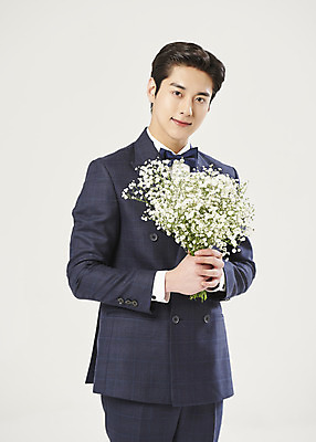 포토 JPG 스튜디오촬영 응시 남자 꽃다발 신랑 결혼 실내 한명 미소 들기 정장 턱시도 상반신 20대 성인 앞모습 한국인 흰배경 안개꽃 설레임 성인남자한명만 웨딩촬영 국내포토 1 시선 옷 꽃 감정 뷰포인트 백그라운드 모션 표정 사람 동양인 이벤트 청년 내부 흰색 기념사진 한해살이풀 남자한명만 성인남자만 파일형식