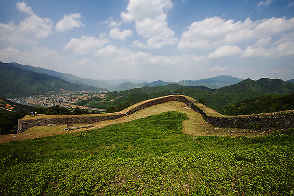 포토 JPG 주간 구름 하늘 산 풍경 사람없음 야외 성벽 충청북도 국내여행 단양 사적 온달산성 국내포토 자연요소 여행 충청도 파일형식 석축산성