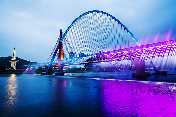 포토 JPG 야경 하늘 사람없음 야외 강 분수 국내여행 대전 대전엑스포 가교 국내포토 건축물 여행 한국 야간 엑스포 파일형식 풍경_경치