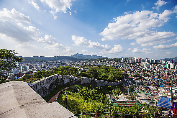 포토 JPG 주간 구름 하늘 서울 풍경 사람없음 야외 성벽 국내여행 성곽길 낙산공원 전경 국내포토 자연요소 공원 길 여행 한국 파일형식 탑뷰