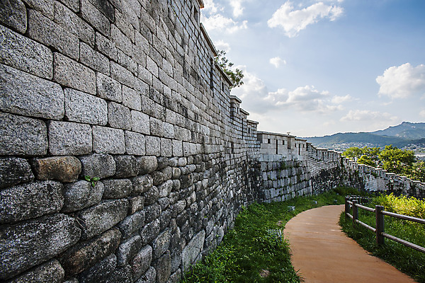 포토 JPG 주간 구름 하늘 서울 풍경 사람없음 야외 울타리 성벽 국내여행 성곽길 낙산공원 국내포토 자연요소 공원 길 여행 한국 담장 파일형식