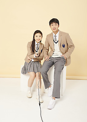 포토 JPG 스튜디오촬영 전신 응시 여학생 여자 남자 교복 남학생 청소년 고등학생 스튜디오 실내 미소 들기 앉기 두명 앞모습 10대 유행 우정 한국인 잡기 리모컨 셀프카메라 주머니손 노란배경 사진관 십대만 셀프스튜디오 국내포토 학생 시선 옷 뷰포인트 백그라운드 모션 표정 사람 동양인 내부 친구 노란색 사진촬영 파일형식