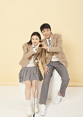 포토 JPG 스튜디오촬영 전신 응시 여학생 여자 남자 교복 남학생 청소년 고등학생 스튜디오 실내 들기 앉기 두명 앞모습 10대 유행 우정 한국인 잡기 리모컨 셀프카메라 손하트 노란배경 사진관 십대만 셀프스튜디오 국내포토 학생 시선 옷 뷰포인트 백그라운드 모션 사람 동양인 손짓 내부 친구 노란색 사진촬영 파일형식