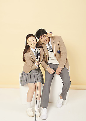 포토 JPG 스튜디오촬영 전신 응시 여학생 여자 남자 교복 남학생 청소년 고등학생 스튜디오 실내 들기 앉기 두명 앞모습 10대 유행 우정 한국인 잡기 리모컨 셀프카메라 브이 노란배경 사진관 십대만 셀프스튜디오 국내포토 학생 시선 옷 뷰포인트 백그라운드 모션 사람 동양인 손짓 내부 친구 노란색 사진촬영 파일형식