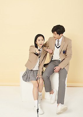 포토 JPG 스튜디오촬영 전신 응시 여학생 여자 남자 교복 남학생 청소년 고등학생 스튜디오 실내 들기 앉기 두명 앞모습 10대 유행 우정 한국인 잡기 리모컨 셀프카메라 노란배경 사진관 십대만 어깨에손 셀프스튜디오 국내포토 학생 시선 옷 뷰포인트 백그라운드 모션 사람 동양인 내부 친구 노란색 사진촬영 파일형식