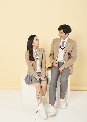 포토 JPG 스튜디오촬영 전신 여학생 여자 남자 교복 남학생 청소년 고등학생 스튜디오 실내 웃음 들기 앉기 두명 앞모습 10대 유행 마주보기 우정 한국인 잡기 리모컨 셀프카메라 노란배경 사진관 십대만 셀프스튜디오 국내포토 학생 옷 뷰포인트 백그라운드 모션 표정 사람 동양인 내부 친구 노란색 사진촬영 파일형식