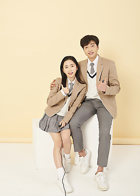 포토 JPG 스튜디오촬영 전신 응시 여학생 여자 남자 교복 남학생 청소년 고등학생 스튜디오 실내 들기 앉기 두명 앞모습 10대 유행 우정 한국인 잡기 최고 리모컨 셀프카메라 노란배경 사진관 십대만 어깨에손 셀프스튜디오 국내포토 학생 시선 옷 뷰포인트 백그라운드 모션 사람 동양인 내부 친구 노란색 사진촬영 파일형식