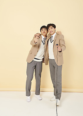 포토 JPG 스튜디오촬영 전신 응시 남자 교복 남학생 청소년 고등학생 스튜디오 어깨동무 실내 서기 들기 두명 앞모습 10대 친구 유행 우정 한국인 잡기 리모컨 셀프카메라 손하트 노란배경 사진관 십대남자만 셀프스튜디오 국내포토 학생 시선 옷 뷰포인트 포즈 백그라운드 관계 모션 사람 동양인 손짓 내부 노란색 사진촬영 남자만 십대만 파일형식