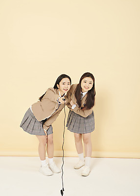 포토 JPG 스튜디오촬영 전신 응시 여학생 여자 교복 청소년 고등학생 스튜디오 실내 허리숙이기 서기 들기 두명 앞모습 10대 친구 유행 팔짱 우정 한국인 잡기 리모컨 셀프카메라 노란배경 사진관 십대여자만 셀프스튜디오 국내포토 학생 시선 옷 뷰포인트 백그라운드 관계 모션 숙이기 사람 동양인 내부 노란색 사진촬영 여자만 십대만 파일형식