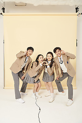 포토 JPG 스튜디오촬영 전신 여학생 여자 남자 교복 남학생 청소년 고등학생 스튜디오 실내 허리숙이기 서기 들기 여러명 앞모습 10대 친구 유행 우정 한국인 잡기 리모컨 셀프카메라 손하트 노란배경 사진관 십대만 셀프스튜디오 국내포토 학생 옷 뷰포인트 다수 백그라운드 관계 모션 숙이기 사람 동양인 손짓 내부 노란색 사진촬영 파일형식