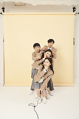 포토 JPG 스튜디오촬영 전신 여학생 여자 남자 교복 남학생 장난 청소년 고등학생 스튜디오 실내 숙이기 서기 들기 손짓 여러명 앞모습 10대 친구 유행 우정 한국인 잡기 리모컨 셀프카메라 브이 노란배경 사진관 십대만 셀프스튜디오 국내포토 학생 옷 뷰포인트 포즈 다수 백그라운드 관계 모션 사람 동양인 내부 노란색 사진촬영 파일형식