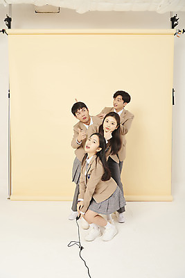 포토 JPG 스튜디오촬영 전신 응시 여학생 여자 남자 교복 남학생 포즈 장난 청소년 고등학생 스튜디오 실내 숙이기 서기 들기 손짓 여러명 앞모습 옆모습 10대 친구 유행 우정 한국인 잡기 리모컨 셀프카메라 즐거움 브이 노란배경 사진관 십대만 셀프스튜디오 국내포토 학생 시선 옷 감정 뷰포인트 다수 백그라운드 관계 모션 사람 동양인 내부 노란색 사진촬영 파일형식