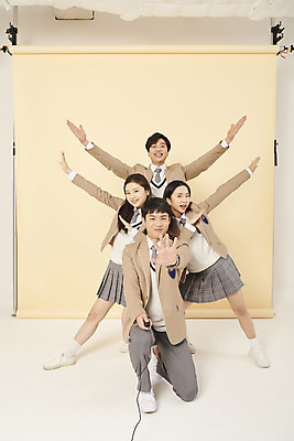 포토 JPG 스튜디오촬영 전신 여학생 여자 남자 교복 남학생 포즈 청소년 고등학생 스튜디오 팔벌리기 실내 서기 들기 여러명 상반신 앞모습 10대 친구 유행 우정 한국인 잡기 리모컨 무릎꿇기 셀프카메라 손내밀기 노란배경 사진관 십대만 셀프스튜디오 국내포토 학생 옷 뷰포인트 다수 백그라운드 관계 모션 사람 동양인 손짓 내부 노란색 사진촬영 파일형식