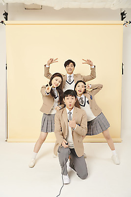 포토 JPG 스튜디오촬영 전신 여학생 여자 남자 교복 남학생 장난 청소년 고등학생 스튜디오 실내 서기 들기 여러명 상반신 앞모습 10대 친구 유행 손들기 우정 한국인 잡기 최고 리모컨 무릎꿇기 셀프카메라 브이 노란배경 사진관 십대만 셀프스튜디오 국내포토 학생 옷 뷰포인트 다수 백그라운드 관계 모션 사람 동양인 손짓 내부 노란색 사진촬영 파일형식