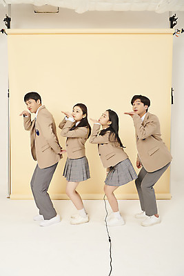 포토 JPG 스튜디오촬영 전신 여학생 여자 남자 교복 남학생 포즈 장난 청소년 고등학생 스튜디오 실내 서기 들기 여러명 옆모습 10대 친구 유행 손들기 우정 한국인 잡기 리모컨 셀프카메라 노란배경 사진관 십대만 셀프스튜디오 국내포토 학생 옷 뷰포인트 다수 백그라운드 관계 모션 사람 동양인 내부 노란색 사진촬영 파일형식