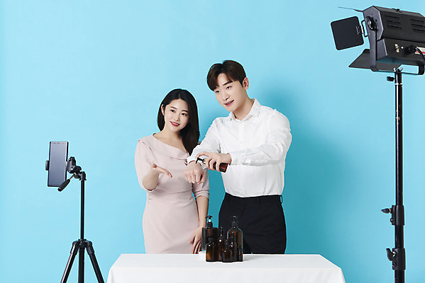 포토 JPG 스튜디오촬영 응시 여자 남자 조명 실내 들기 상반신 20대 성인 두명 앞모습 30대 스마트폰 화장품 한국인 파란배경 방송 삼각대 쇼호스트 성인만 유튜버 스트리밍 비대면서비스 라이브커머스 국내포토 직업 시선 뷰포인트 백그라운드 모션 사람 동양인 청년 내부 장년 파란색 핸드폰 스마트기기 뷰티 서비스 모바일쇼핑 파일형식 크리에이터 언택트