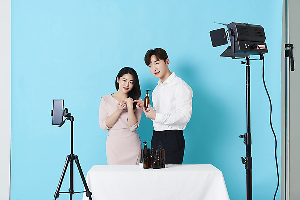 포토 JPG 스튜디오촬영 응시 여자 남자 조명 실내 들기 상반신 20대 성인 두명 앞모습 30대 스마트폰 화장품 한국인 파란배경 방송 삼각대 쇼호스트 성인만 유튜버 스트리밍 비대면서비스 라이브커머스 국내포토 직업 시선 뷰포인트 백그라운드 모션 사람 동양인 청년 내부 장년 파란색 핸드폰 스마트기기 뷰티 서비스 모바일쇼핑 파일형식 크리에이터 언택트