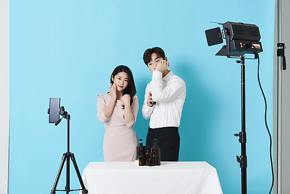포토 JPG 스튜디오촬영 응시 여자 남자 조명 실내 상반신 20대 성인 두명 앞모습 30대 스마트폰 화장품 한국인 향수 파란배경 냄새 바르기 방송 삼각대 쇼호스트 성인만 유튜버 스트리밍 비대면서비스 라이브커머스 국내포토 직업 시선 뷰포인트 백그라운드 모션 사람 동양인 청년 내부 장년 파란색 핸드폰 스마트기기 뷰티 서비스 모바일쇼핑 파일형식 크리에이터 언택트