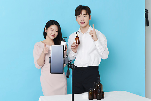 포토 JPG 스튜디오촬영 응시 여자 남자 실내 미소 들기 손짓 상반신 20대 성인 두명 앞모습 30대 스마트폰 화장품 한국인 최고 파란배경 방송 쇼호스트 성인만 유튜버 스트리밍 비대면서비스 라이브커머스 국내포토 직업 시선 뷰포인트 백그라운드 모션 표정 사람 동양인 청년 내부 장년 파란색 핸드폰 스마트기기 뷰티 서비스 모바일쇼핑 파일형식 크리에이터 언택트