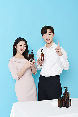 포토 JPG 스튜디오촬영 응시 여자 남자 실내 미소 들기 손짓 상반신 20대 성인 두명 앞모습 30대 화장품 한국인 파란배경 방송 쇼호스트 성인만 유튜버 스트리밍 비대면서비스 라이브커머스 국내포토 직업 시선 뷰포인트 백그라운드 모션 표정 사람 동양인 청년 내부 장년 파란색 뷰티 서비스 모바일쇼핑 파일형식 크리에이터 언택트